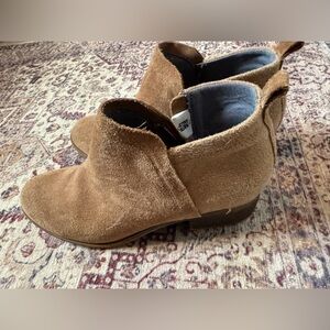 Tom’s boots size 7